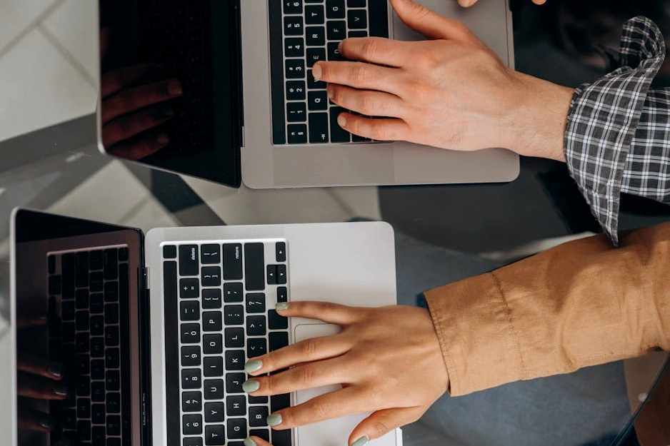 Uživatel vyplňuje online registrační formulář na notebooku.