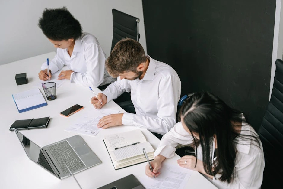 Týmový workshop zaměřený na rozvoj emoční inteligence a spolupráce.